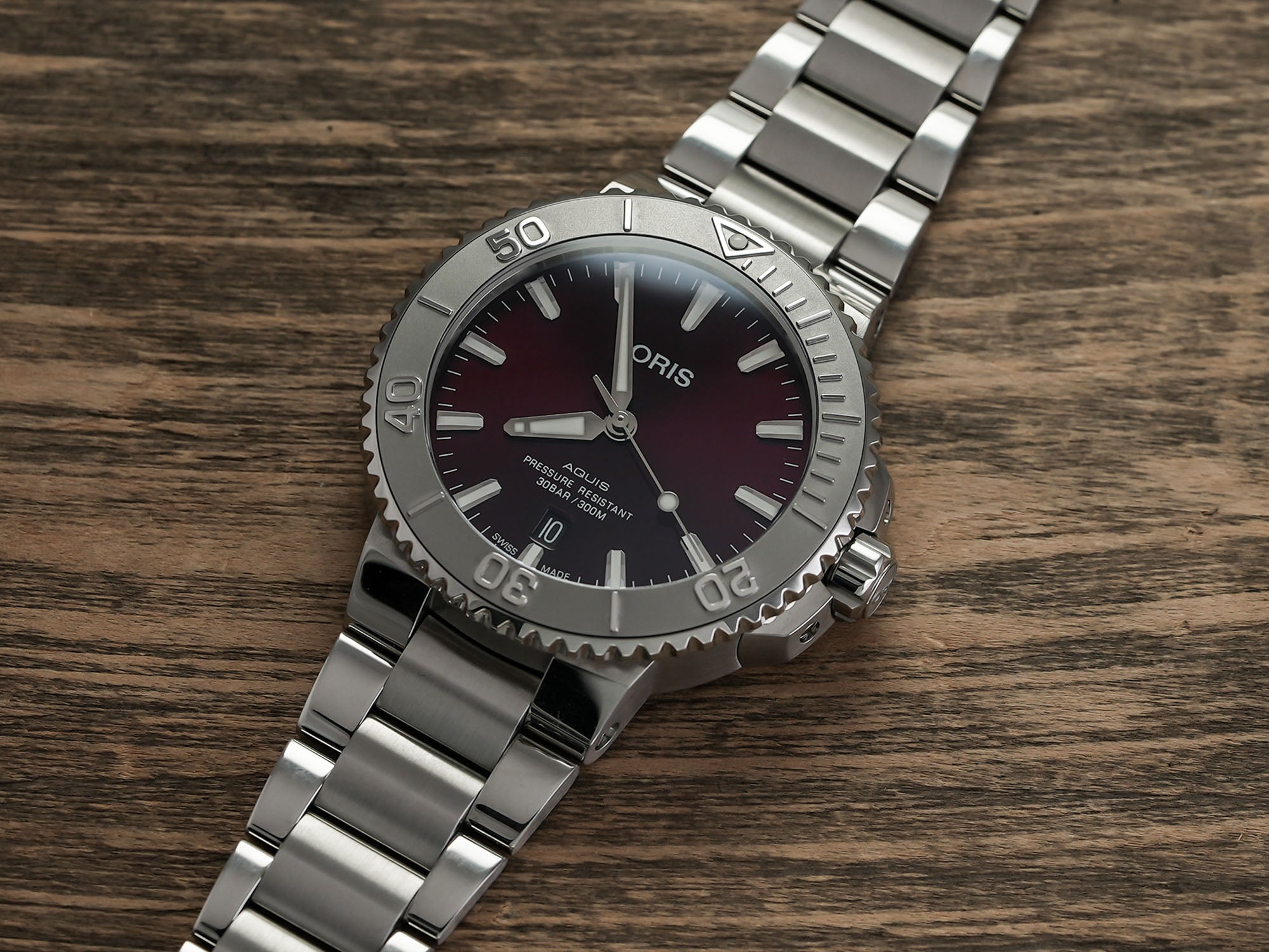 Oris Aquis Date Relief red